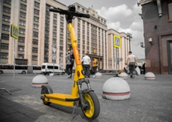 В России обяжут получать права для управления самокатом и запретят на них ездить детям
