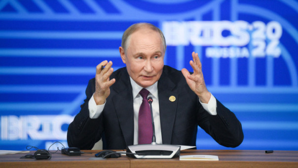 Путин рассмеялся в ответ на заявление, что Россия "сеет хаос на улицах Британии"