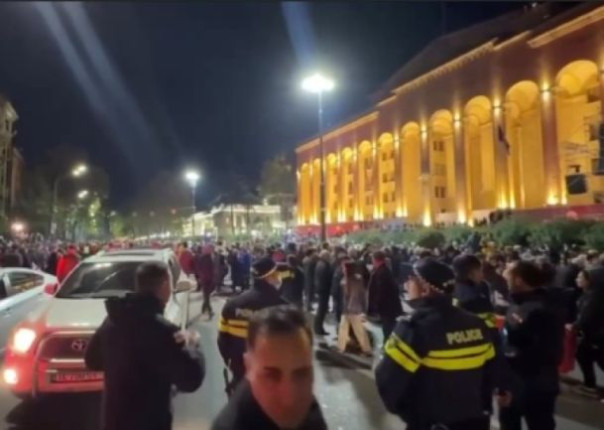 Оппозиция покинула площадь перед парламентом Грузии после митинга