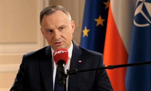 Президент Польши лишился части среднего пальца