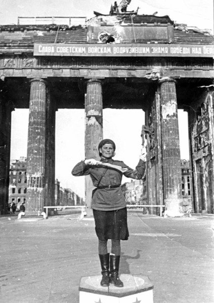 Знаменитая регулировщица Великой Победы скончалась в возрасте 100 лет