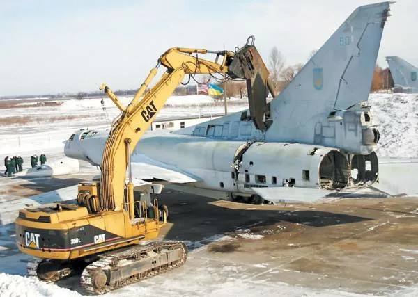 27 января 2006 года на авиабазе «Полтава» было завершено уничтожение Ту-22М и 423 авиационных крылатых ракет Х-22 ВВС Украины.
