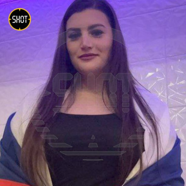 Канадка, обожающая Россию, на Хэллоуин до смерти перепугала украинца, прогуливаясь с российским флагом.