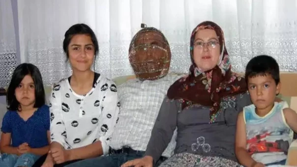 Мужчина запер свою голову в клетке на 11 лет, чтобы отказаться от курения