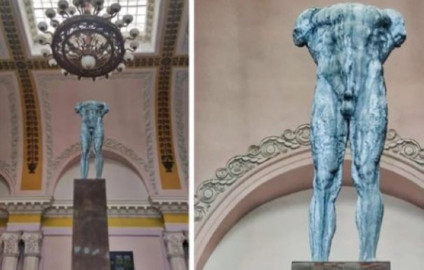 Стоит статуя в лучах заката и ручек нет, и ... где-то во Львове