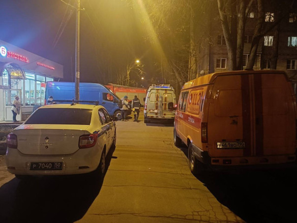 Жилая многоэтажка эвакуирована в Лобне из-за противопехотной мины под полом у одного из жильцов.