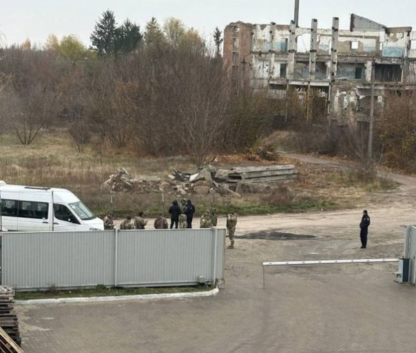 Жуть: Под Киевом людоловы открыли пальбу по грузчику, который не готов становиться мясом и удобрением.