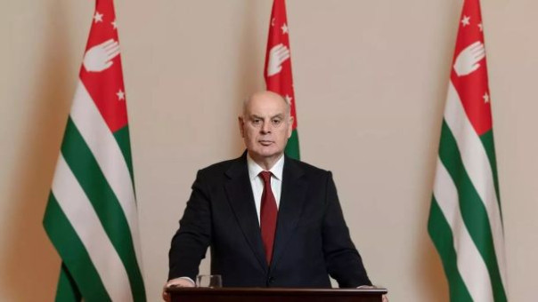 «Абхазии необходимо развиваться самостоятельно». Парламент одобрил отставку президента страны