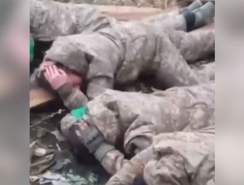 Фронт ВСУ трещит по швам: боевики толпами сдаются в плен