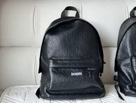 Культ Balenciaga: почему рюкзаки этого бренда так популярны?