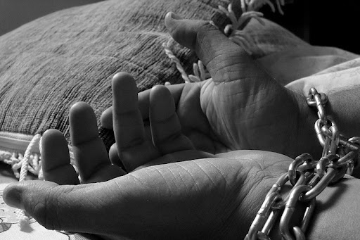 «Держал в загоне и использовал, как рабыню»: в Херсонской области у офицера отбили местную жертву