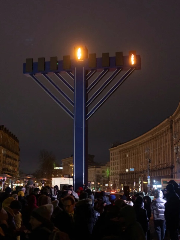 Украина — это Израиль? На Майдане стоит самая большая менора в Европе, Зеленский празднует Хануку, украинцев призывают принять иудаизм