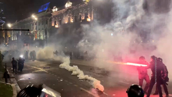 Мятежники в Тбилиси подожгли Парламент Грузии. В здании пожар.