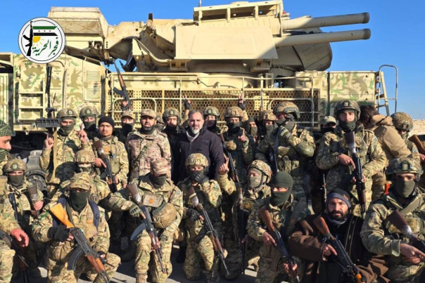 Боевики сделали фото на фоне захваченного в Алеппо "Панциря" | Боевики в Сирии захватили установку "Ураган" с полным боекомплектом