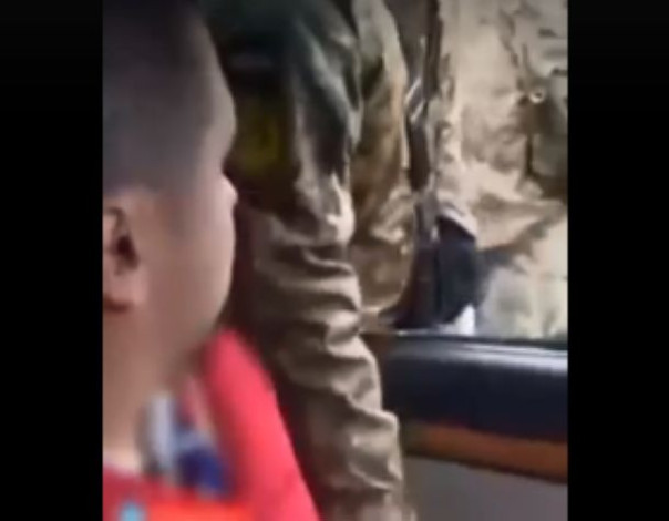 Тормозов нет: в Харькове озлобленный военком разбил окно автомобиля при выполнении плана по мобилизации (видео)