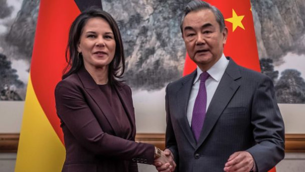 Немецких журналистов вытолкали из зала встречи Бербок и Ван И, пишут СМИ