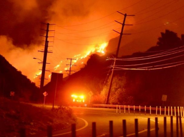 Мощнейший пожар охватил один из самых богатых городов в США — Малибу.