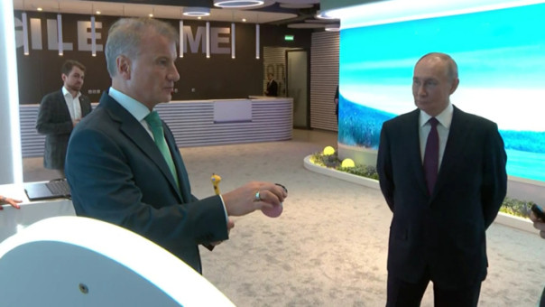 Путину показали умные устройства от "Сбера"