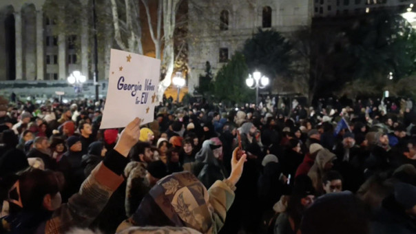 В Грузии начались первые в истории выборы, где президента избирает не народ