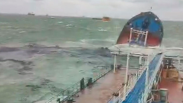 Танкер разрубило пополам у берегов Крыма: Кадры из Керченского пролива, где терпят бедствие два судна