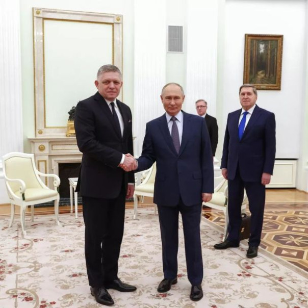 Путин принимает в Кремле премьера Словакии, встреча проходит с глазу на глаз