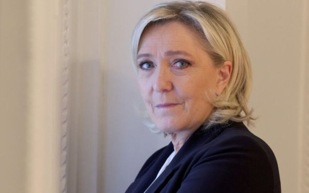 Макрон почти не виден: французы хотят Пятую республику сделать Шестой