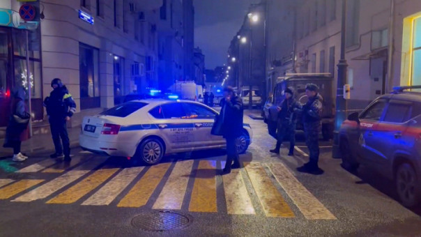 Поджигатель полицейской машины на Арбате в Москве признался, что спасал жену