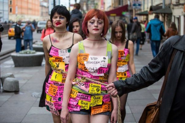 Российские проститутки пожаловались, что их любимые клиенты уехали из России, а оставшиеся не считают их за приличных женщин