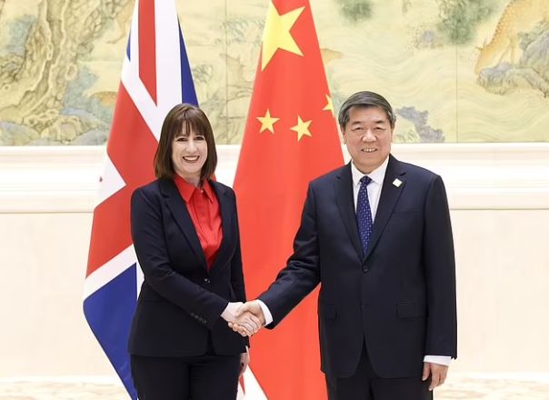 Лондон отчаянно просит о помощи