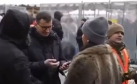 Стал поводом для насмешек. Экс-премьера Польши не пустили без паспорта на митинг Трампа