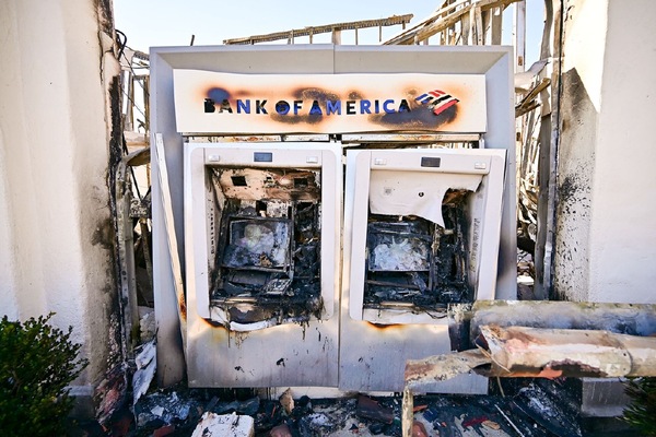 Меняю остатки виллы в Малибу на пятистенок в Суздале. Срочно!