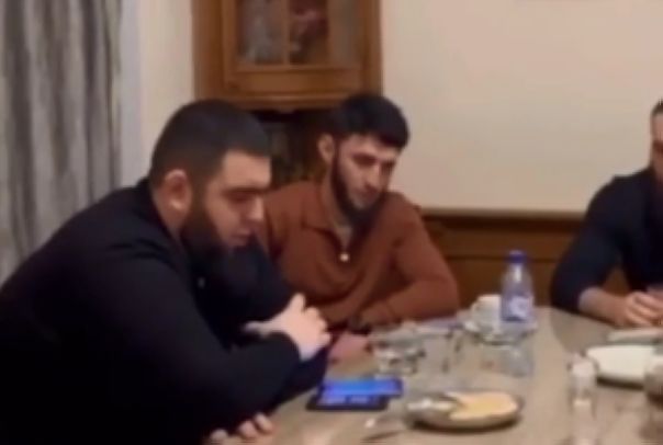 Дагестанец в Питере созвал чеченский сход, чтобы решить судьбу своего арендодателя — казалось бы, при чем тут коммуналка и Коран