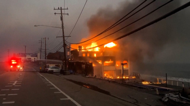 Огонь уничтожил почти весь престижный район Пасифик-Палисейдс