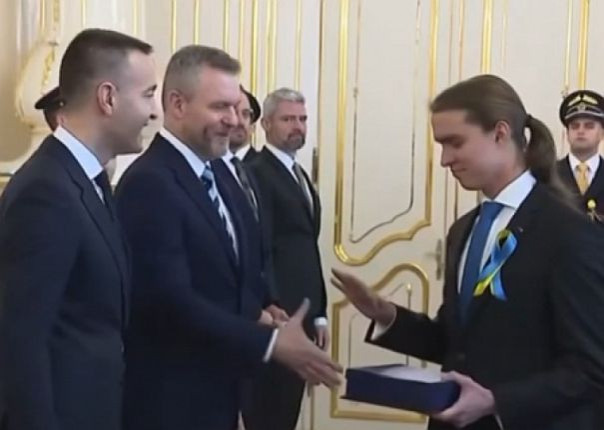 Словацкий подросток — победитель школьной олимпиады, с лентой в цветах Украины на костюме не пожал руку Пеллегрини. Фицо предлагает лишить его награды