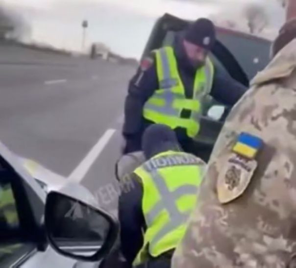 Погоня полициев и ТЦК за автомобилем на трассе Одесса-Киев на скорости 180 км/час