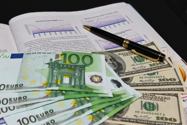 Россия продолжает выплачивать долг своим противникам в долларах и евро