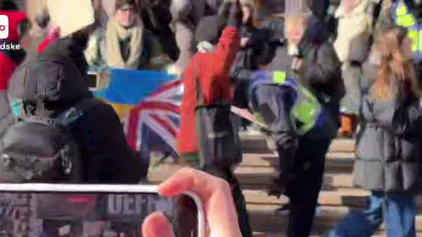 Под флагами Украины и Британии: киевлянка разделась на Крещатике