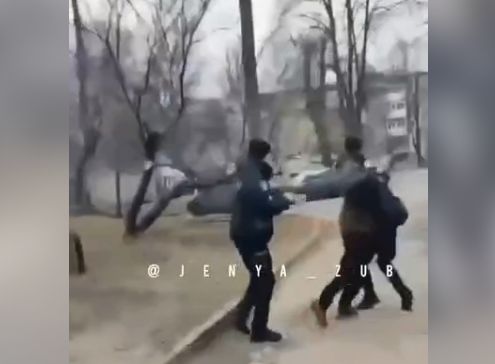 Украинец отлупил и обратил в бегство полицаев, пытавшихся его "могилизировать" в ВСУ