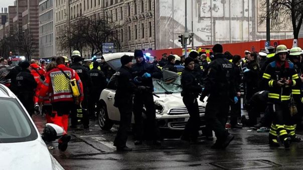 В Мюнхене автомобиль протаранил толпу демонстрантов