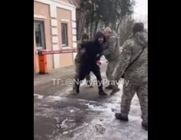 В Одессе мужчина подстрелил сотрудника военкомата, но неудачно | Подборка видео «добровольной» могилизации
