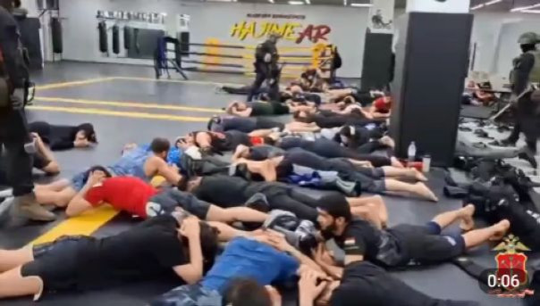 Дюжину уроженцев ближнего зарубежья, получивших гражданство РФ и «забывших» встать на воинский учет, выявила полиция в бойцовском клубе в Петербурге.