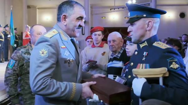 Евкуров вручил звезду Героя России капитану, чья группа 43 дня удерживала рубеж