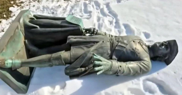 Власти Полтавы демонтировали памятник Петру I