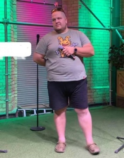 ТЦКшник избил в Киеве женщин из-за того что они слушали песню на русском языке.