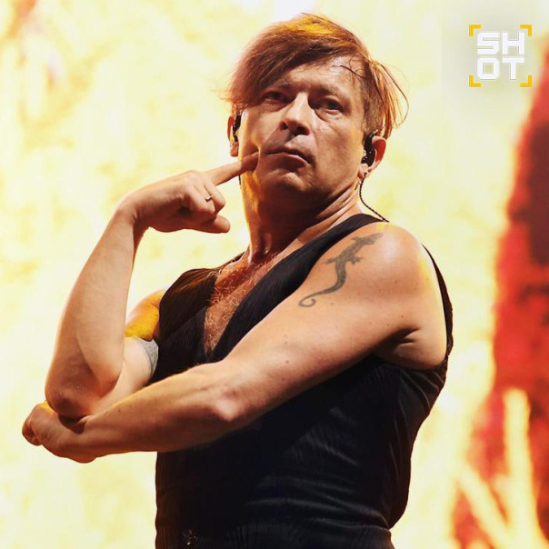 Лёва* из группы «Би-2» продолжает зарабатывать и вести дела в России под другим именем.