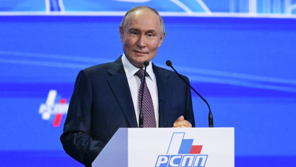 Путин пошутил про Пескова, назвавшего время разговора с Трампом