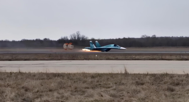 Истребитель Су-34 впервые в истории совершил посадку «на брюхо»: уникальные кадры