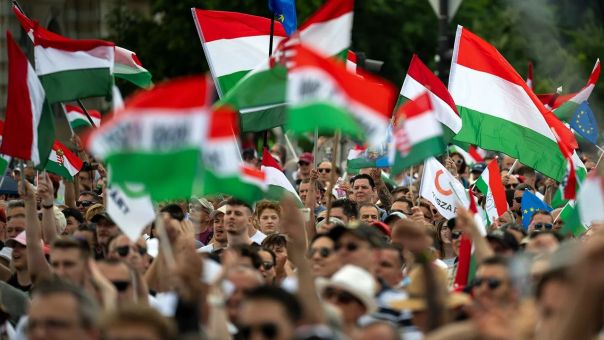 «Пусть говорят»: оплата митингов в Венгрии, война ФРГ и России, тарифы до 500%. Александр Роджерс