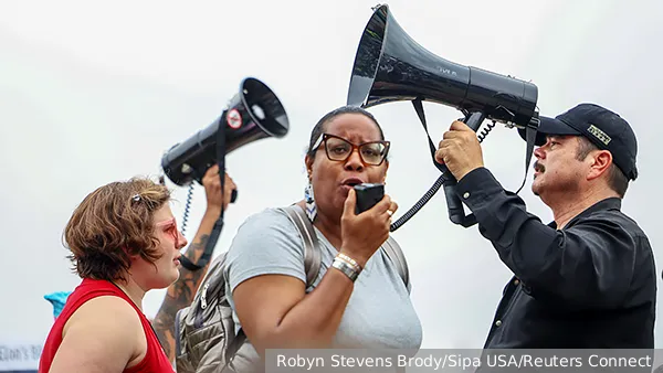 США запустили «цветные» технологии против самих себя