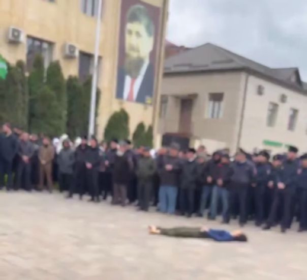 Тело на­пав­ше­го на ДПС вы­став­ле­но на пуб­лич­ное обо­зре­ние род­ствен­ни­ков и жи­те­лей го­ро­да на пло­ща­ди Ачхой-​Мартана